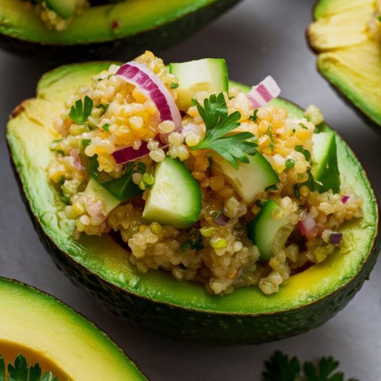 Aguacates Rellenos de Ensalada de Quinoa y Pepino