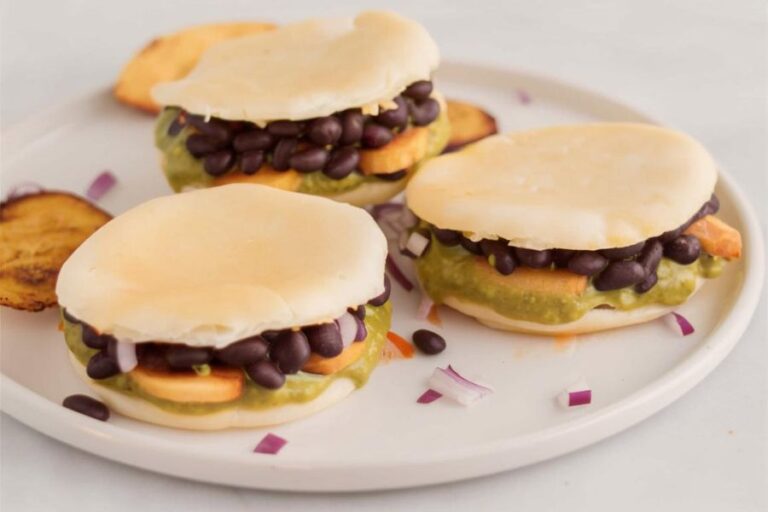 Arepas Veganas de Frijoles y Aguacate