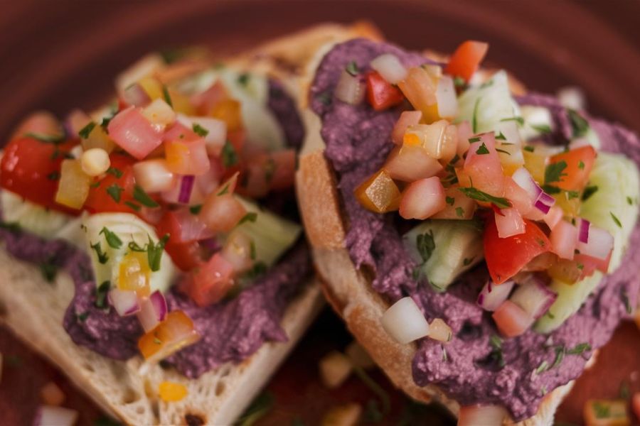 Molletes Veganos con Frijoles y Queso de Anacardos