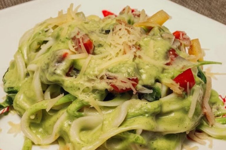 Pasta Vegana con Salsa de Aguacate