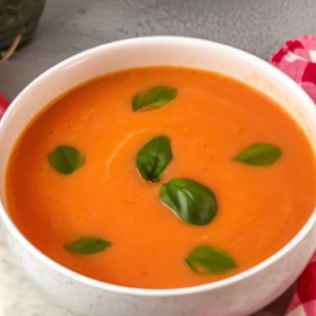 Sopa Fría Vegana de Tomate y Albahaca