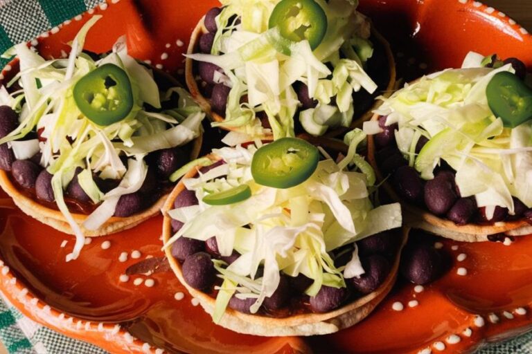 Sopes Veganos de Frijol Negro y Rajas