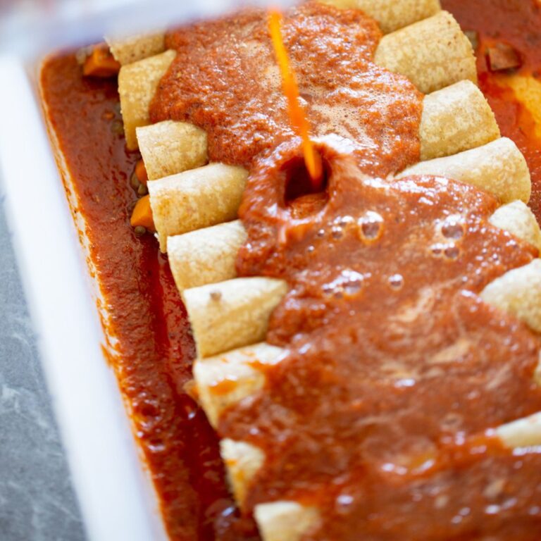 Enchiladas Veganas con Salsa de Tomate y Papa