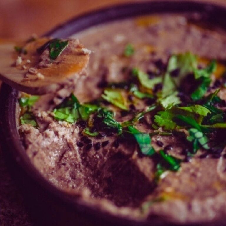 Hummus de Frijol Negro con Totopos Caseros