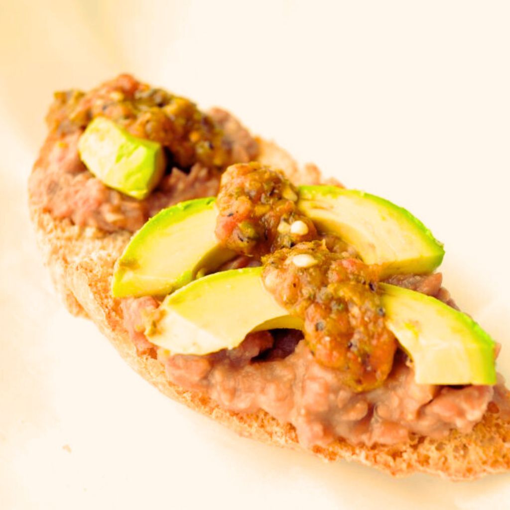 Molletes Veganos con Frijoles y Aguacate