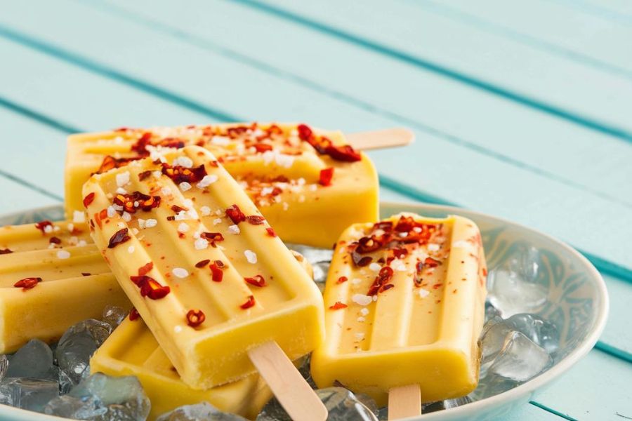 Paletas Veganas de Piña y Chile en Polvo