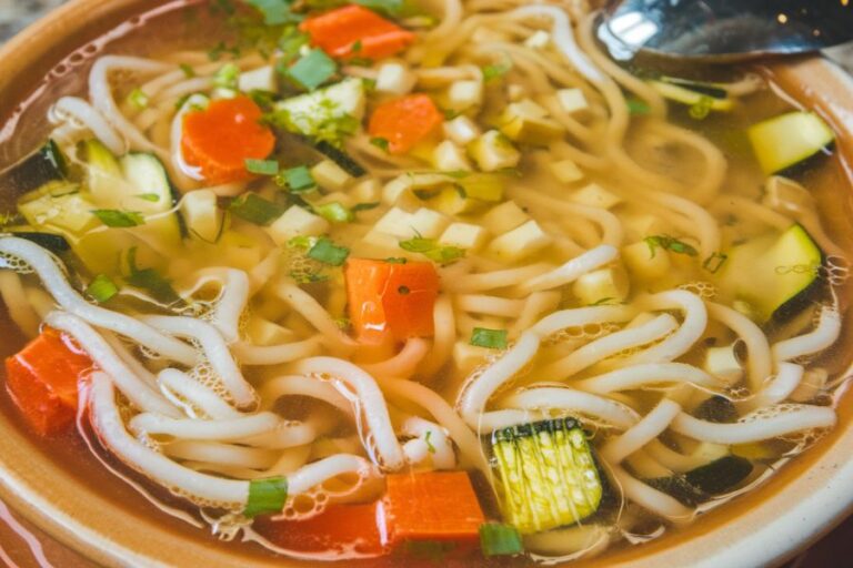 Sopa Vegana de Fideo con Verduras