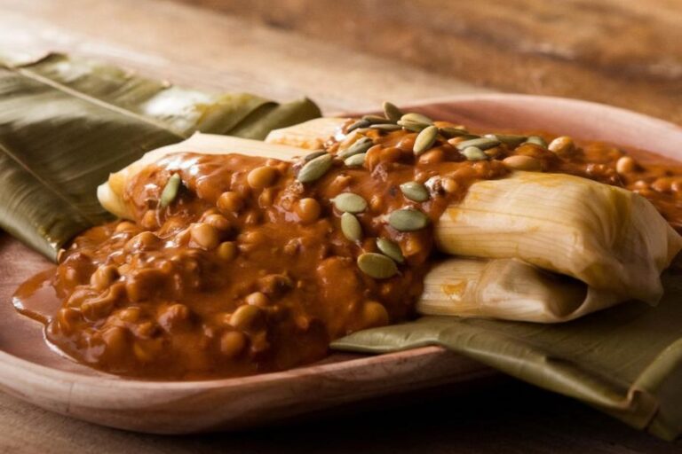 Tamales Veganos de Frijoles Negros y Salsa Verde