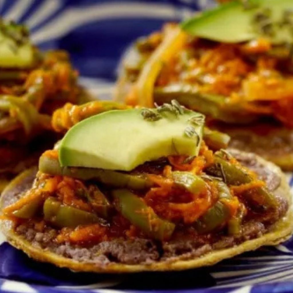 Tostadas Veganas de Nopal con Salsa Roja