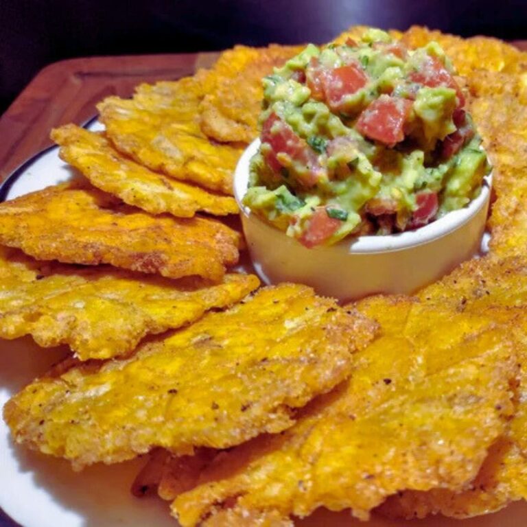 Tostones de Plátano con Guacamole