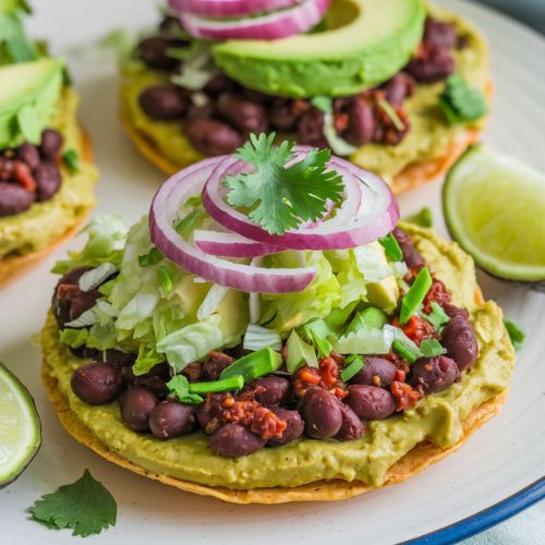 Tostadas Veganas de Frijoles con Salsa Verde