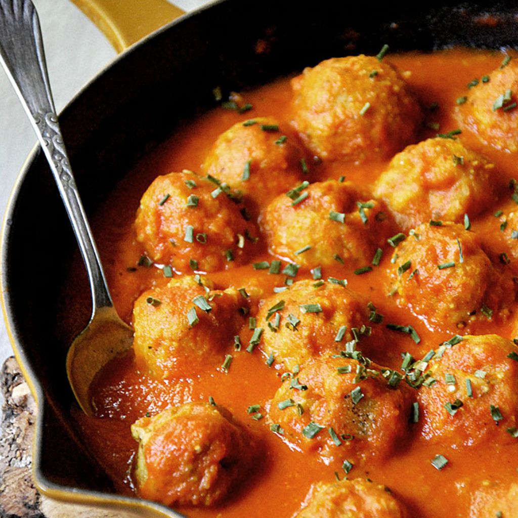 Albóndigas Veganas de Garbanzo en Salsa de Mole Navideña