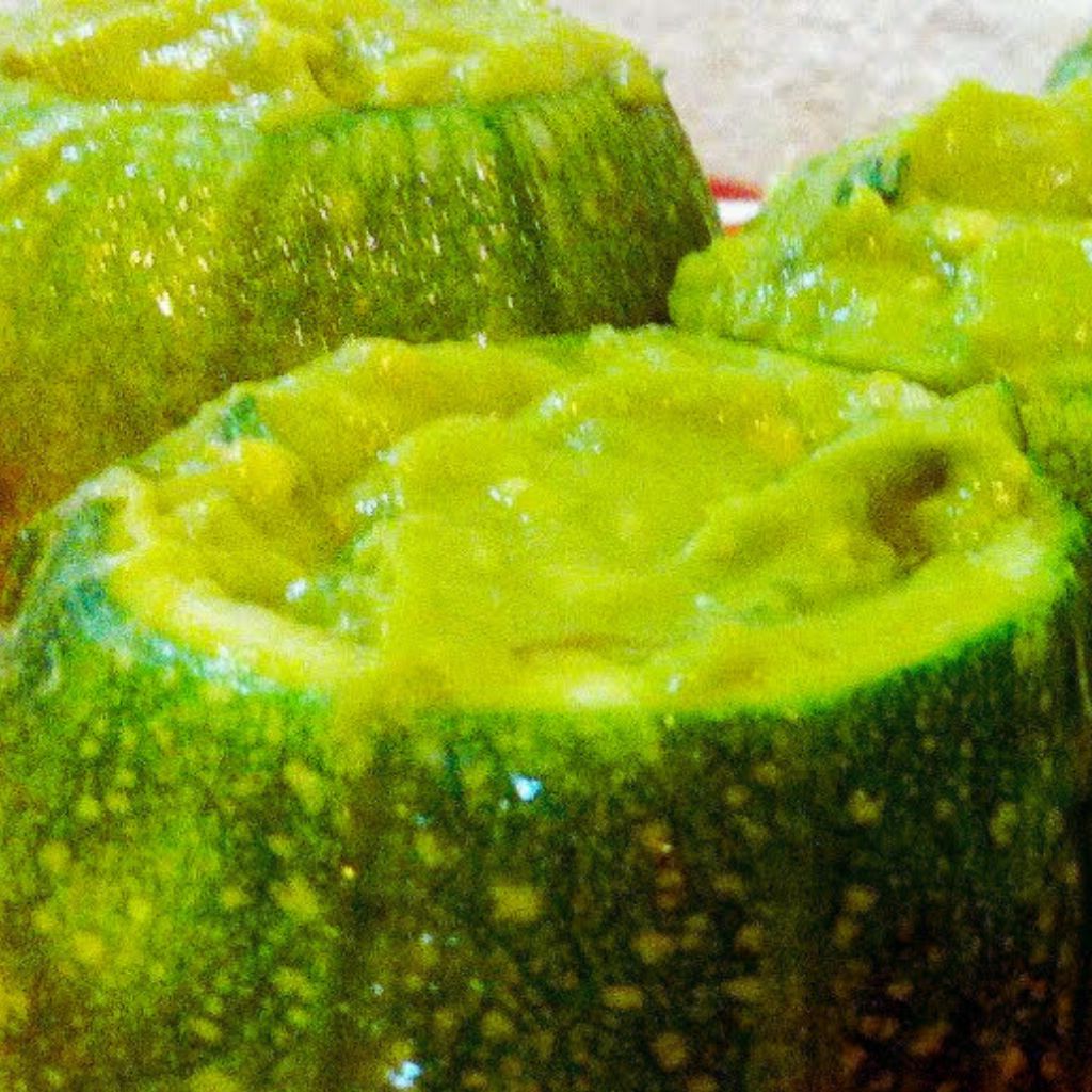 Calabacitas Rellenas Veganas con Salsa Verde