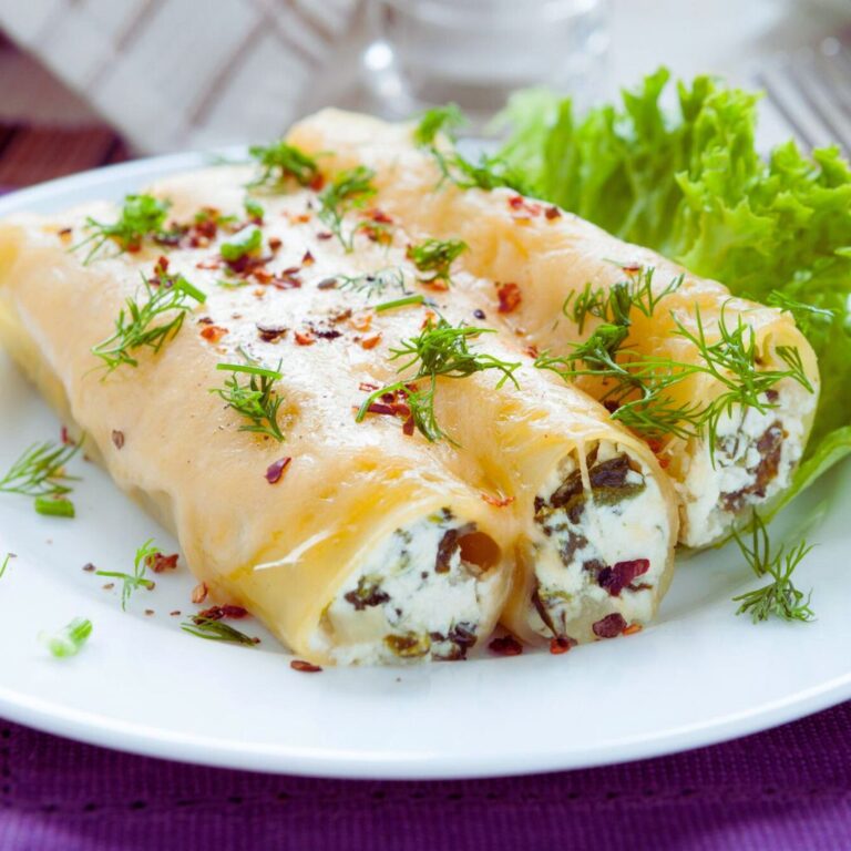 Canelones Veganos Rellenos de Hongos y Espinaca con Salsa Verde Navideña