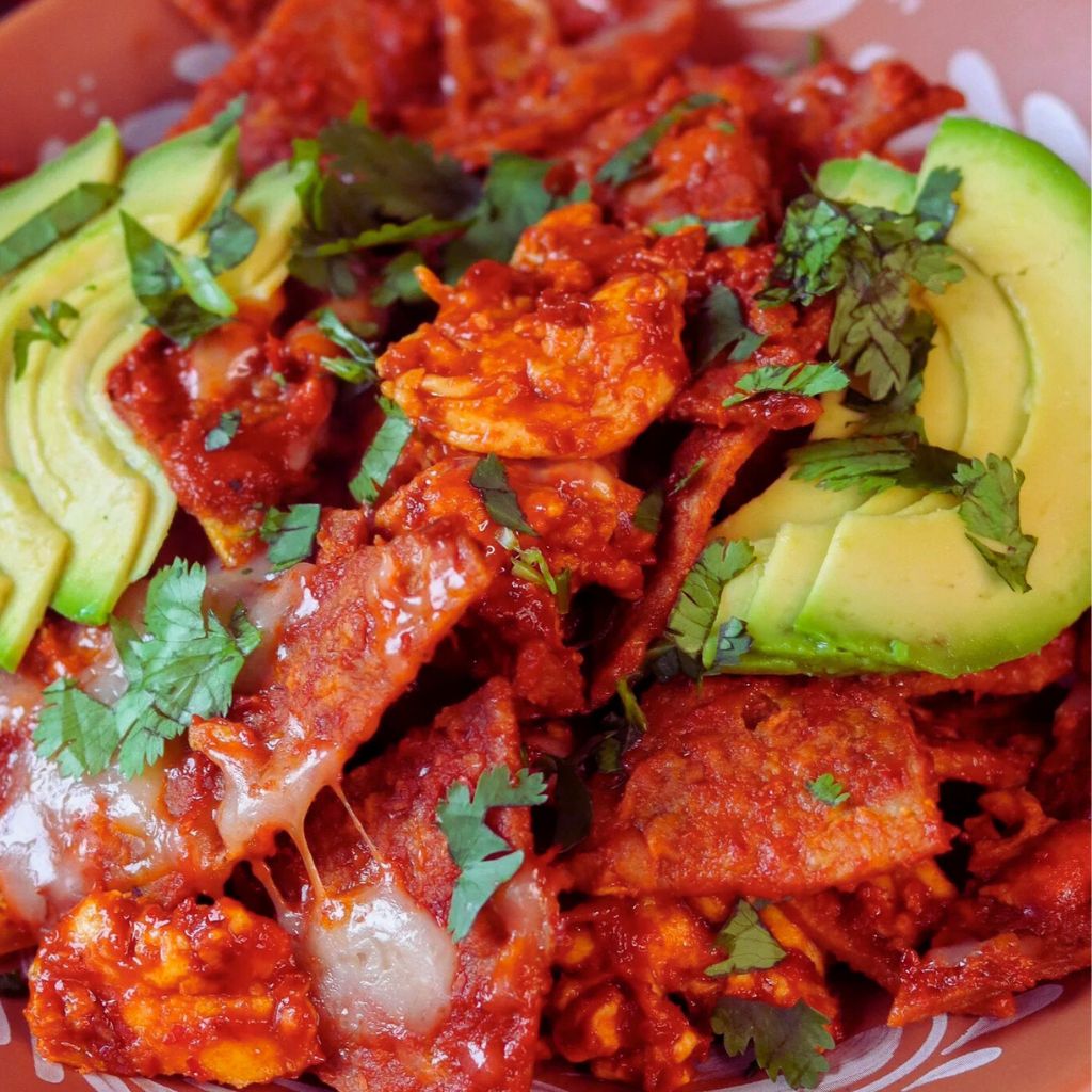 Chilaquiles Veganos con Salsa de Tomate Navideña