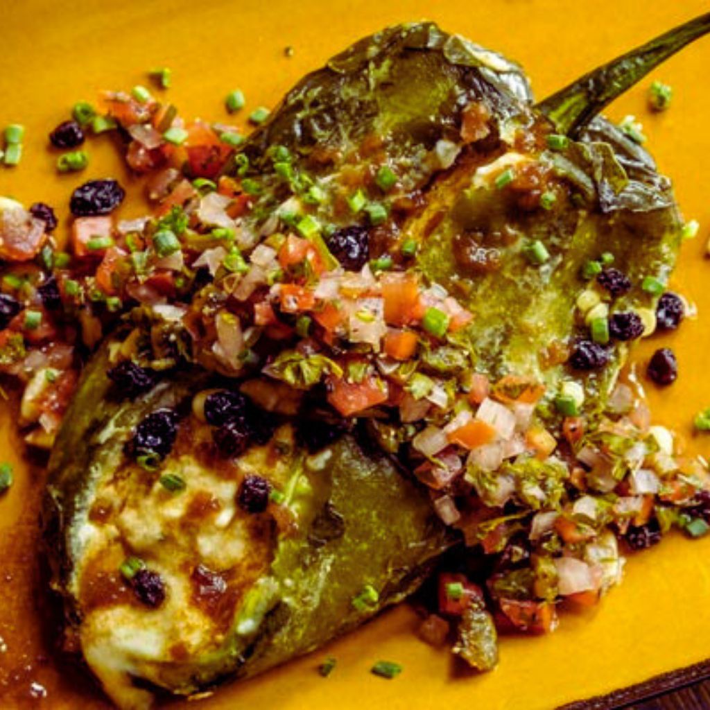 Chiles Rellenos Veganos de Quinoa y Nuez Navideños