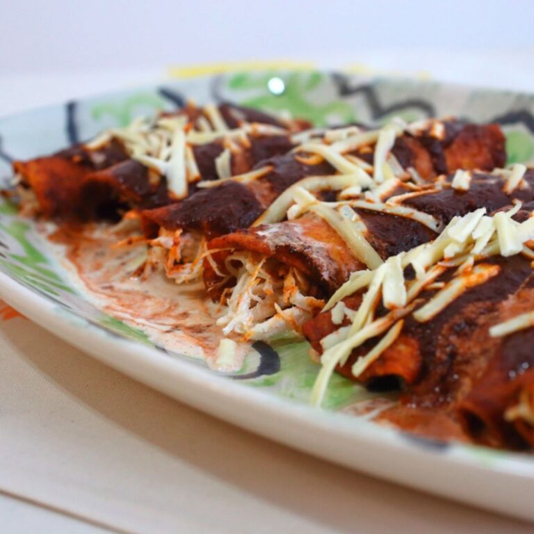 Enchiladas Veganas Navideñas con Salsa de Chile Pasilla