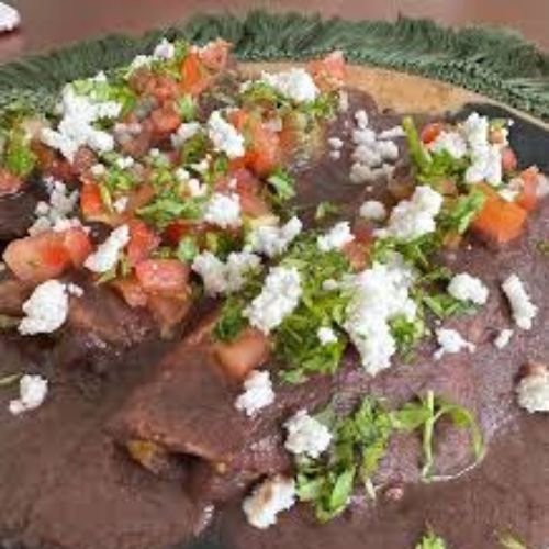 Enfrijoladas Veganas con Frijoles Negros y Guacamole Navideño