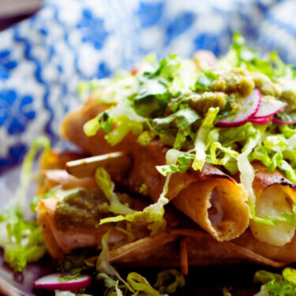 Flautas Veganas de Papa con Salsa de Guacamole Navideña