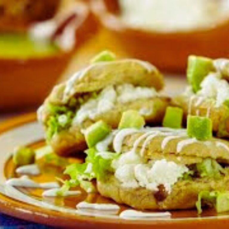 Gorditas Veganas de Frijol Negro con Salsa Verde Navideña