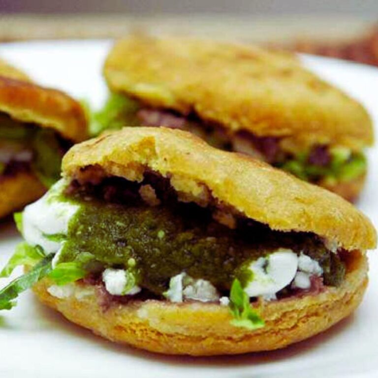 Gorditas Veganas de Frijoles con Salsa Verde Navideña