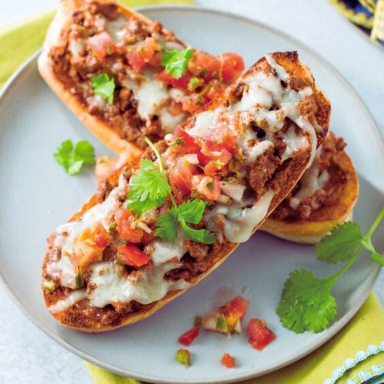 Molletes Veganos con Frijoles y Salsa Navideña