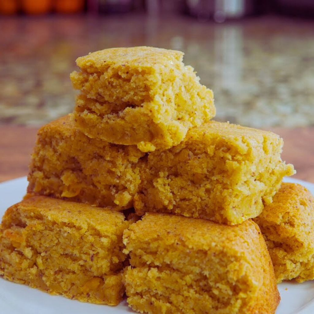 Pan de Elote Vegano con Almendras Navideño