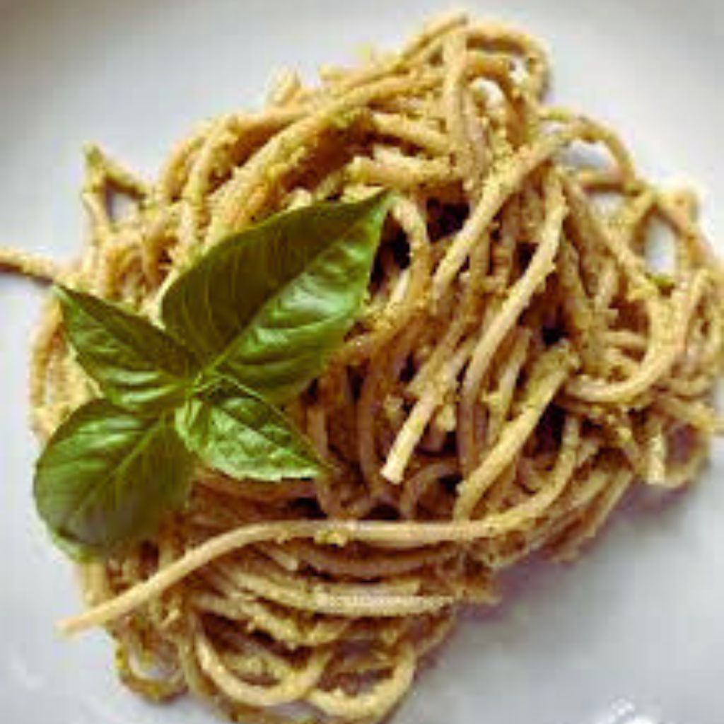 Pasta al Pesto Vegano con Nuez y Hierbas Navideñas