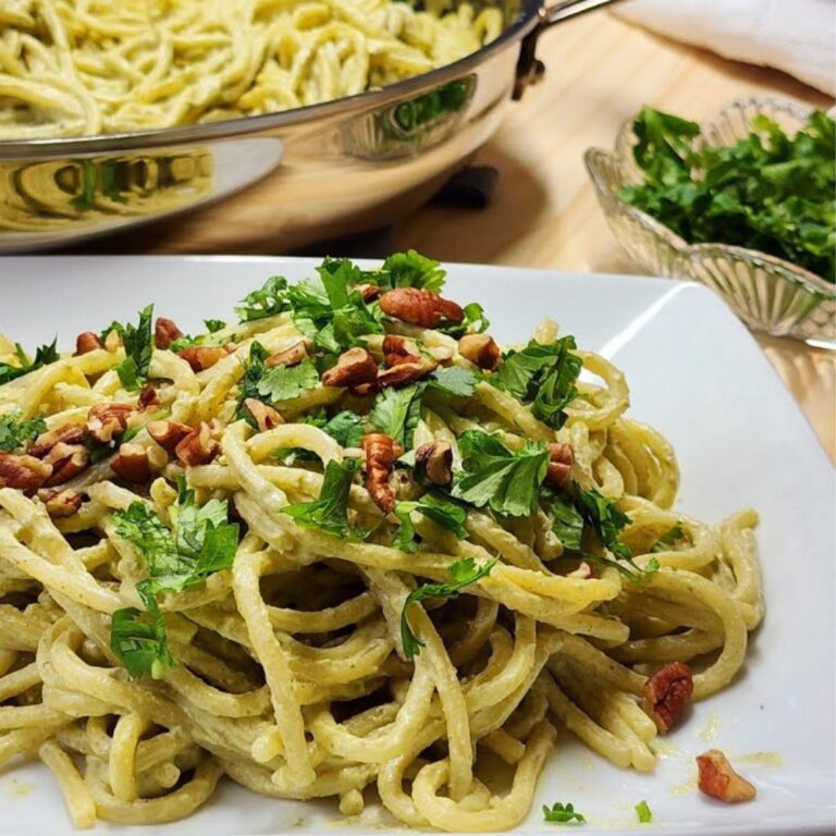 Pasta al Pesto de Cilantro Vegano con Nuez Navideña