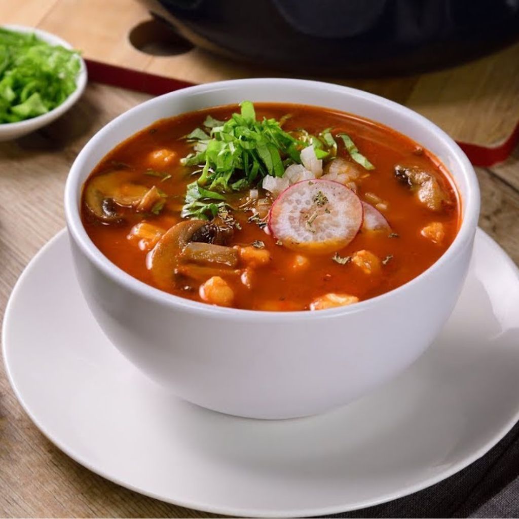 Pozole Rojo Vegano Navideño con Champiñones y Calabaza