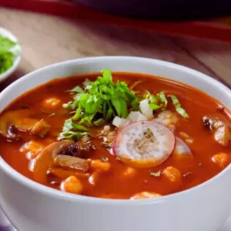 Pozole Rojo Vegano con Hongos y Maíz Navideño