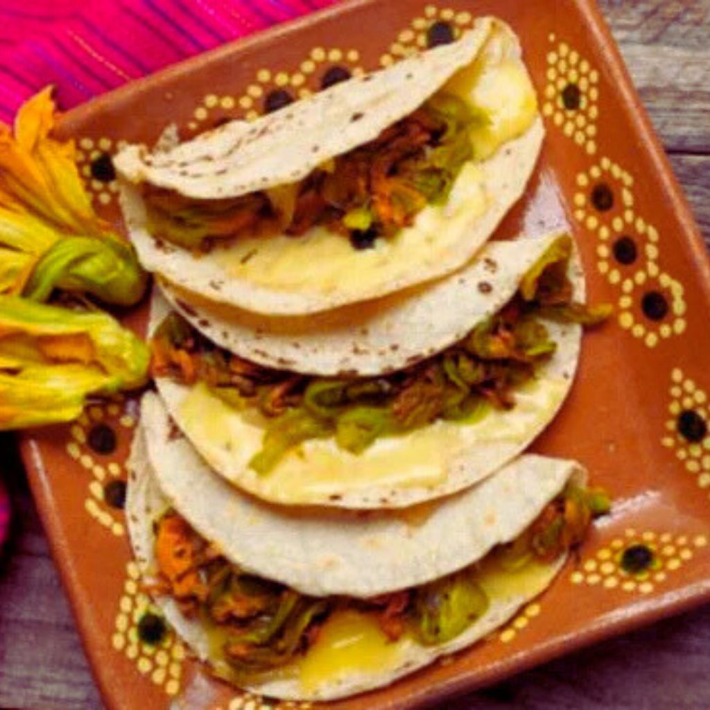 Quesadillas Veganas de Flor de Calabaza con Salsa Verde Navideña