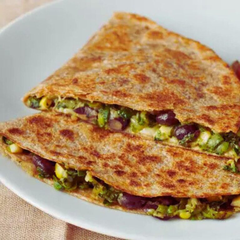 Quesadillas Veganas de Nopal y Frijoles Negros Navideñas