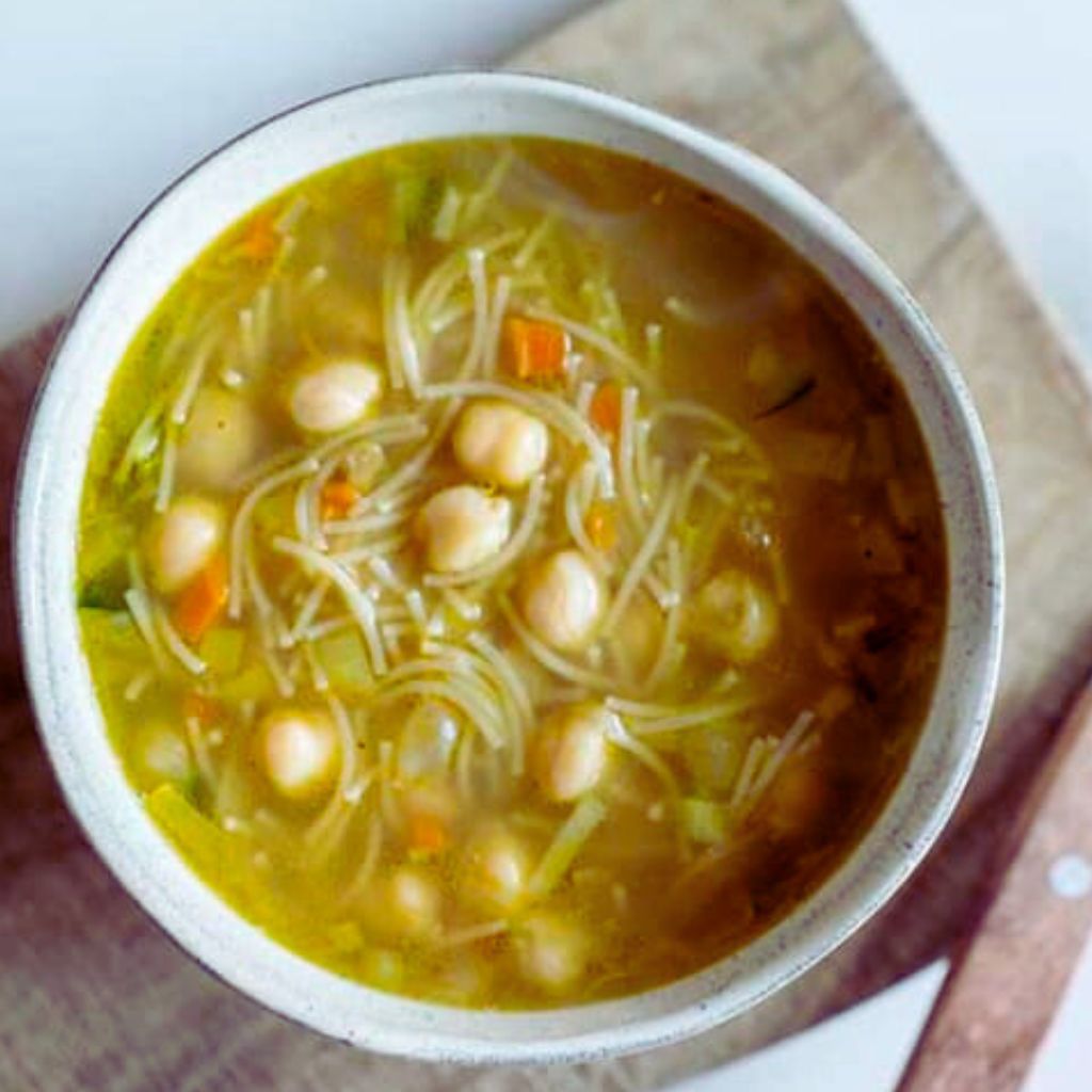 Sopa Vegana de Fideos con Verduras Navideñas