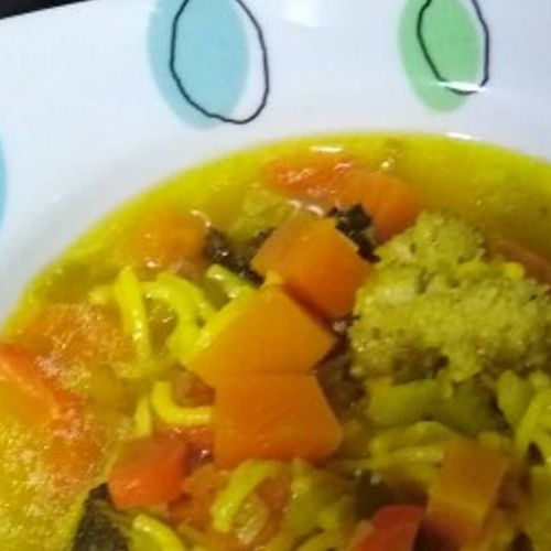 Sopa de Fideo Vegana con Calabaza y Pimientos Navideños