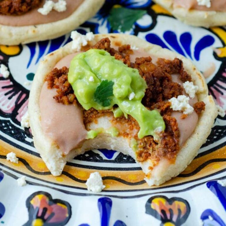 Sopes Veganos Navideños con Frijoles y Guacamole