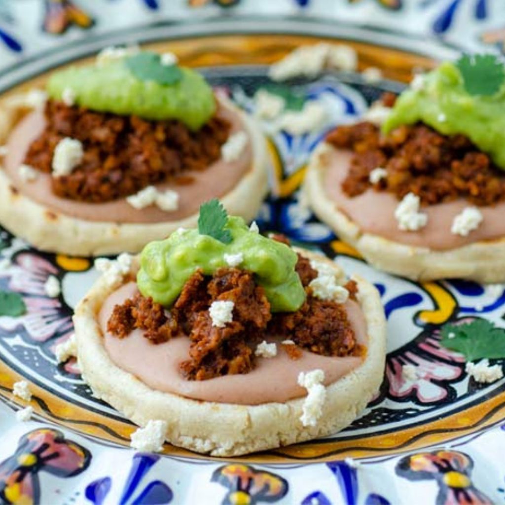 Sopes Veganos de Frijol y Guacamole Navideño