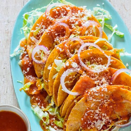 Tacos Dorados Veganos de Papa con Salsa Roja Navideña