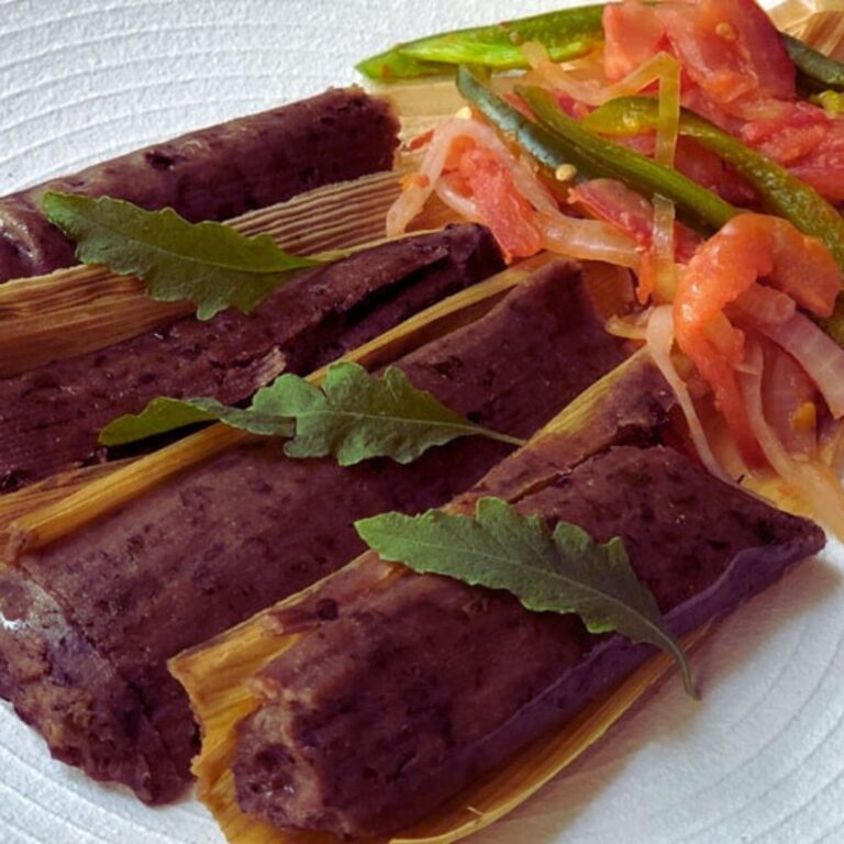 Tamales Veganos de Frijol Negro y Rajas Navideños