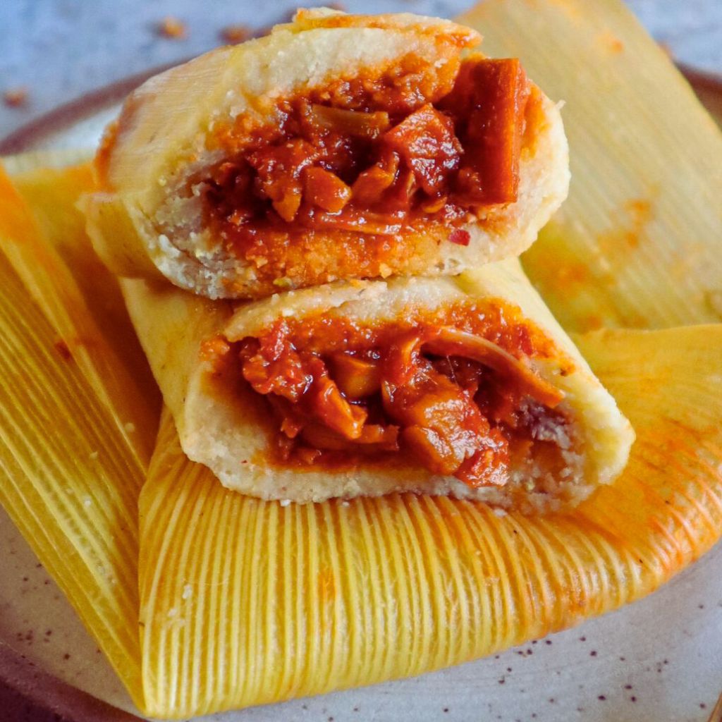 Tamales Veganos de Rajas con Salsa Roja Navideña