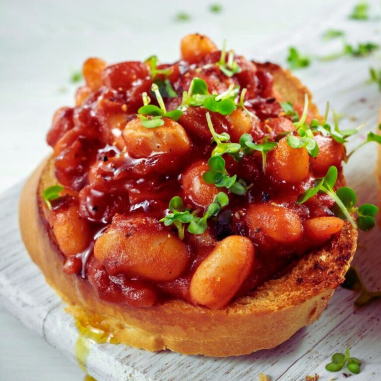 Tostadas Veganas Navideñas con Frijoles y Salsa de Chile Pasilla