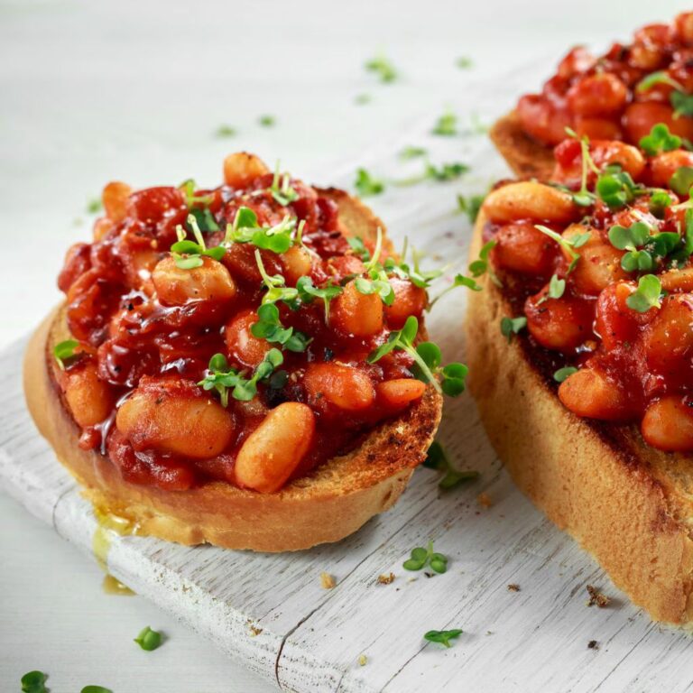 Tostadas Veganas Navideñas de Frijoles y Salsa Roja