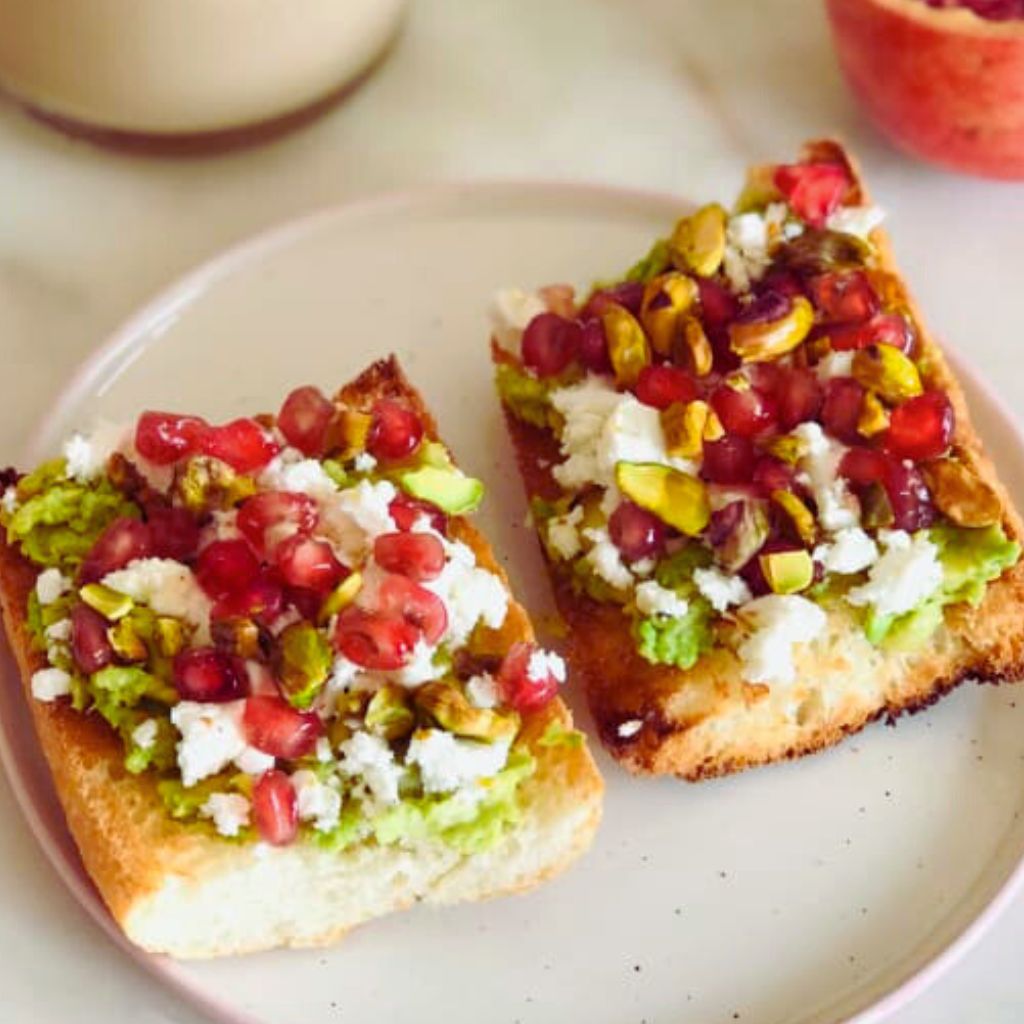 Tostadas Veganas de Guacamole y Granada Navideña